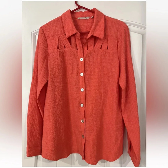 Soft Surroundings Shirt Button Front Peekaboo Cut Coral Crinkle Size Medium E34 - Picture 1 of 3